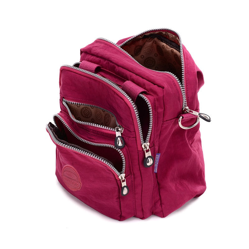 Närbild på den svarta Casual Crossbody väskans robusta dragkedja och välorganiserade fack.