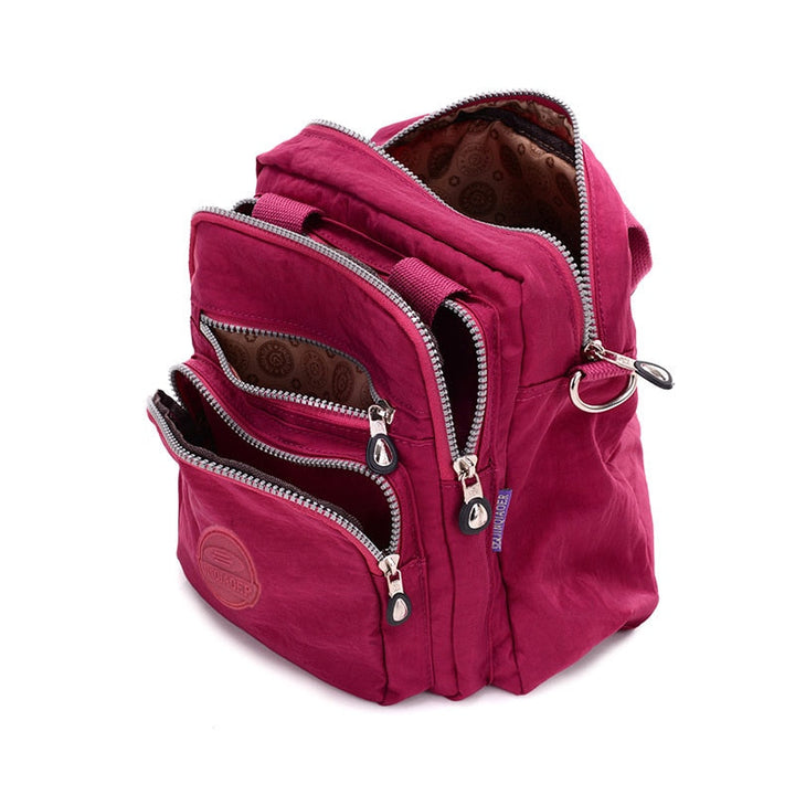 Närbild på den svarta Casual Crossbody väskans robusta dragkedja och välorganiserade fack.