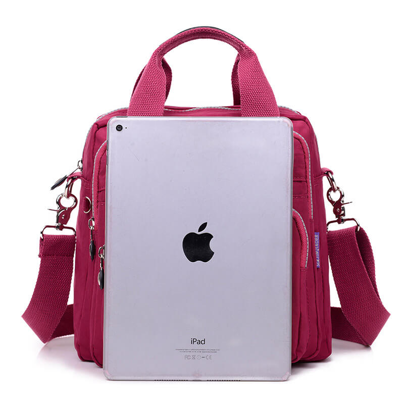 Närbild på den beige Casual Crossbody väskans innerfack, visar gott om plats för personliga tillhörigheter.