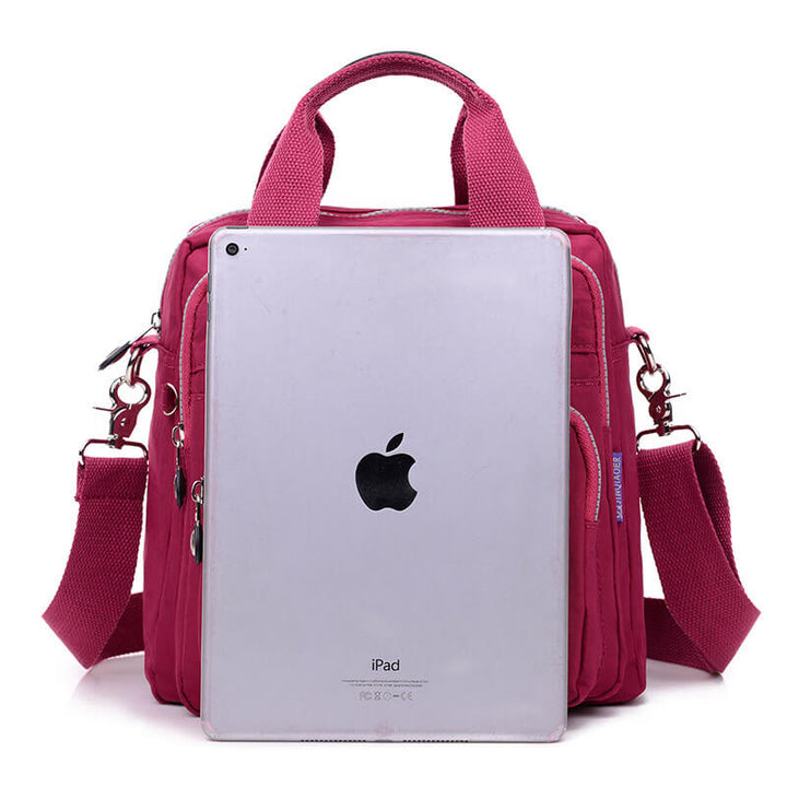 Närbild på den beige Casual Crossbody väskans innerfack, visar gott om plats för personliga tillhörigheter.