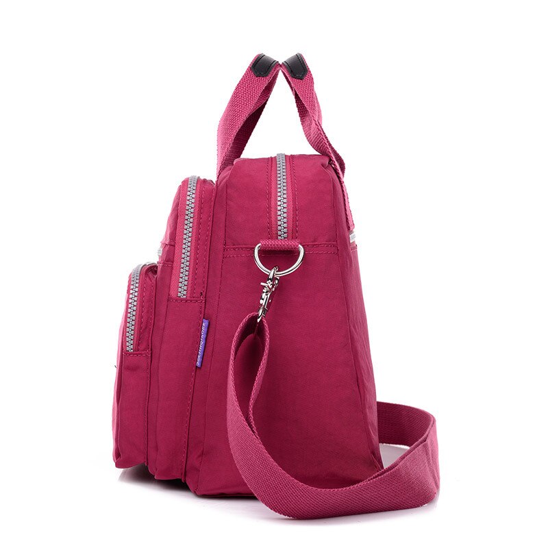 Beige dam Casual Crossbody väska, baksidan syns, indikerar en extra ficka för snabb åtkomst, nylonväska.