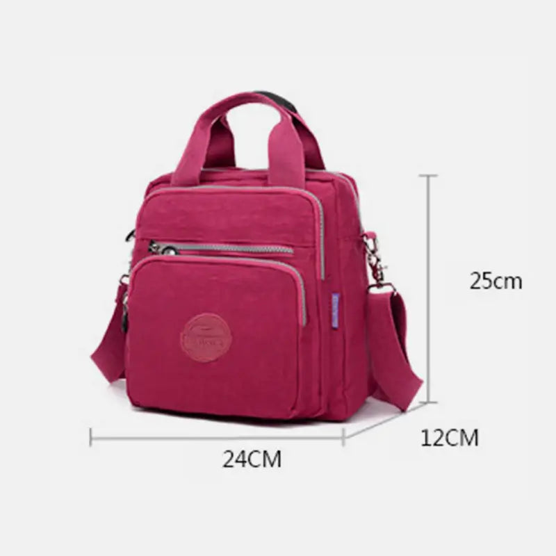 Detaljbild på den svarta Casual Crossbody väskans justerbara rem, visar en hållbar spänne, nylon.