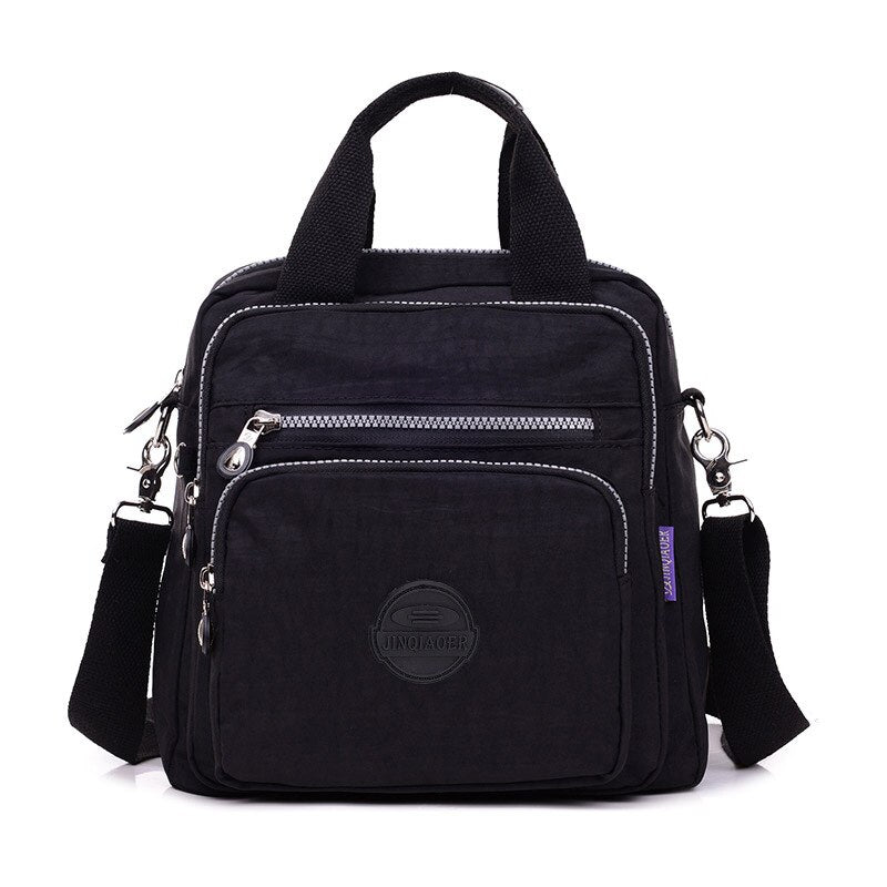 Närbild på svart Casual Crossbody väska i nylon. Visar tygets textur och dragkedjans detaljer.