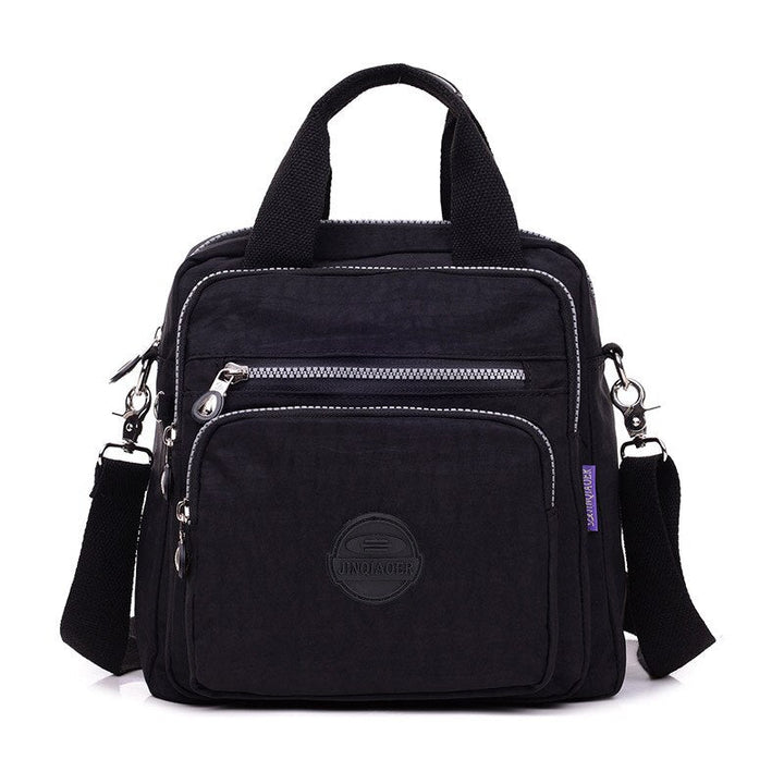 Närbild på svart Casual Crossbody väska i nylon. Visar tygets textur och dragkedjans detaljer.
