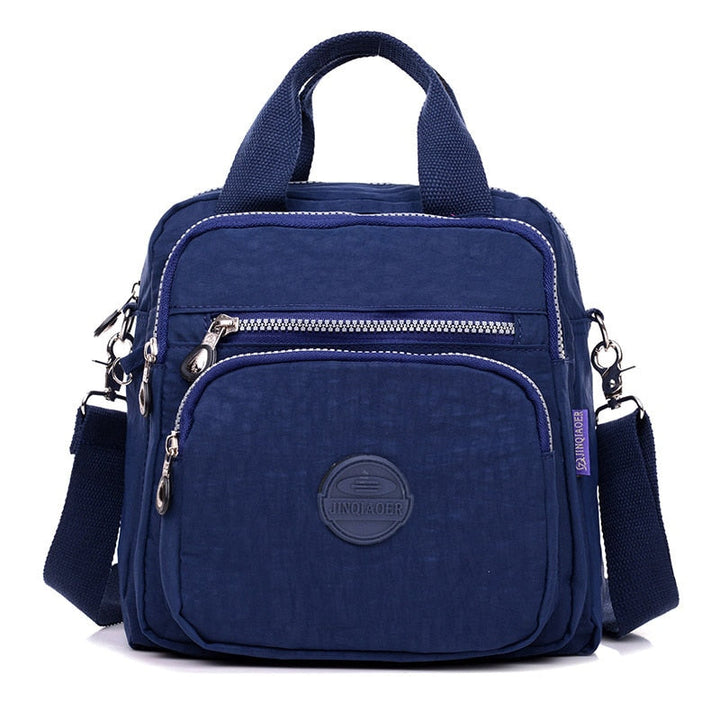 Närbild på beige Casual Crossbody väska i nylon. Framhäver material och sömmarnas kvalité.