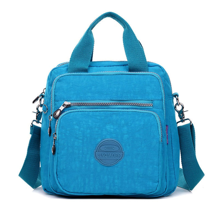 Dam Casual Crossbody väska med justerbar axelrem, bärs över axeln, svart färg, perfekt vardagsväska.