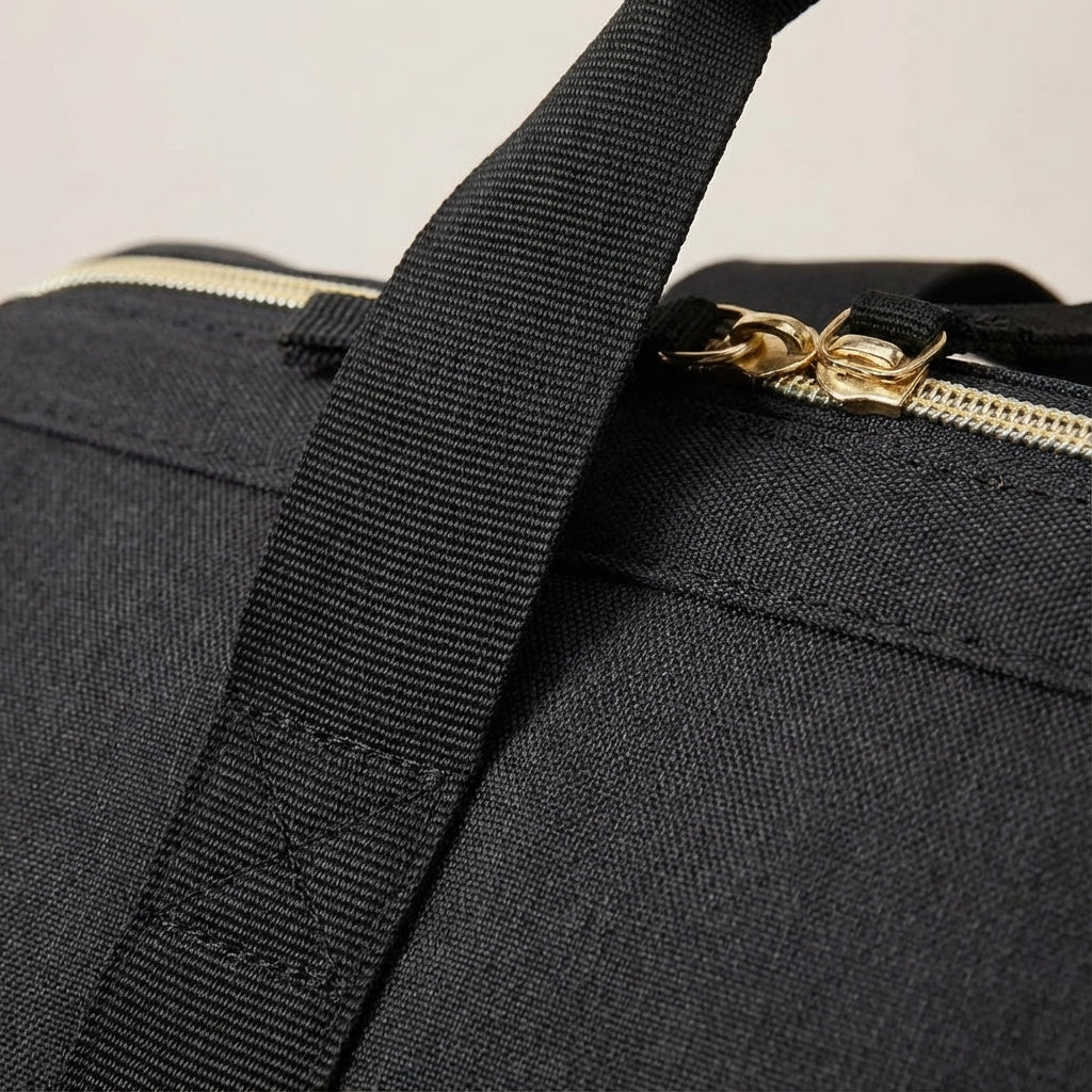 Robust svart vattentät duffel bag 33L i slitstarkt oxfordtyg. Mångsidig för resor, sport och weekend.