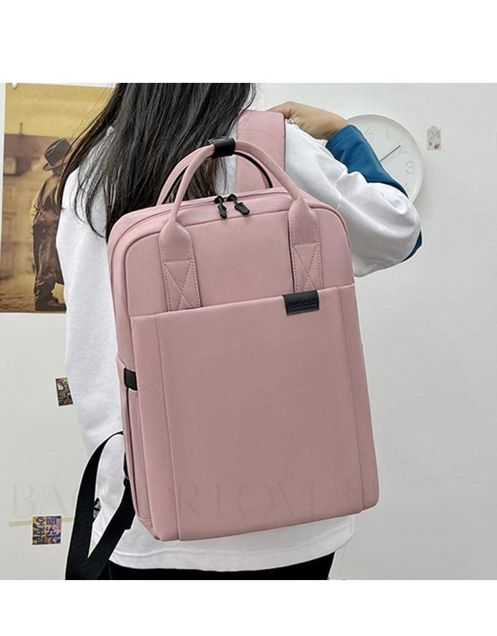 Mångsidig vattentät laptopryggsäck i svart, perfekt för skola, jobb och resor.