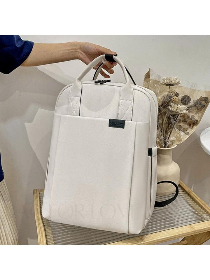 Elegant svart vattentät laptopryggsäck, unisex, för en organiserad arbetsdag.