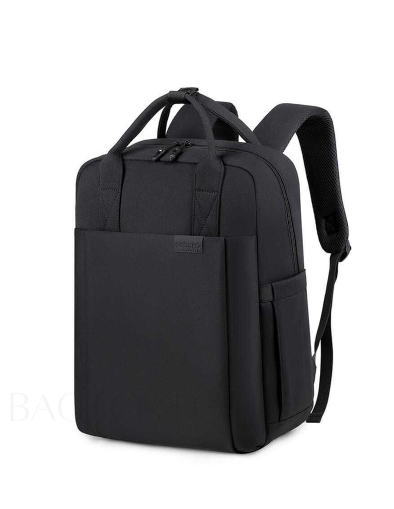 Svart vattentät laptopryggsäck med ergonomiska axelband för bekväm pendling.