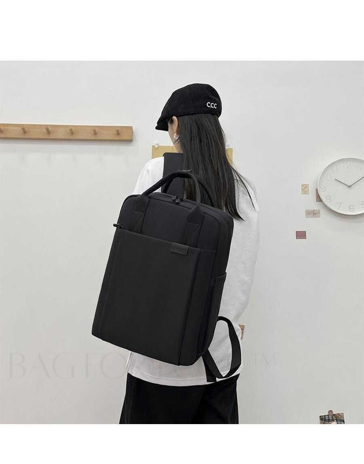 Svart vattentät laptopryggsäck på modell, redo för kontor eller skola, unisex.