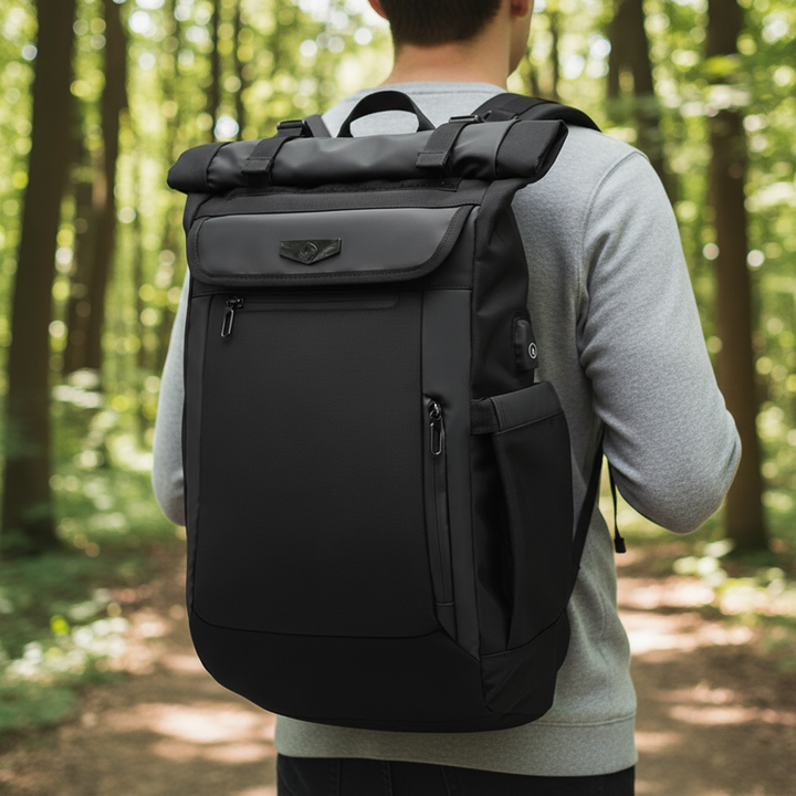 Svart vattentät reseryggsäck 50L för laptop. Ergonomisk pendlarväska för bekväm resa och packning.