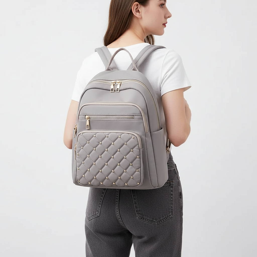 Vattentät damryggsäck i nylon för en aktiv vardag. Svart och elegant, funktionell för skola och korta resor.