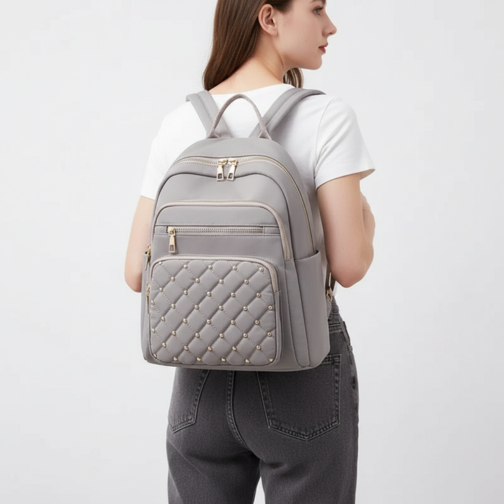 Vattentät damryggsäck i nylon för en aktiv vardag. Svart och elegant, funktionell för skola och korta resor.