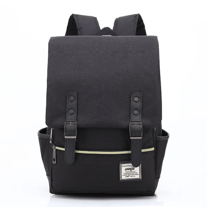 Rymlig ryggsäck med vadderat laptopfack, vattentät för säker transport av teknik.