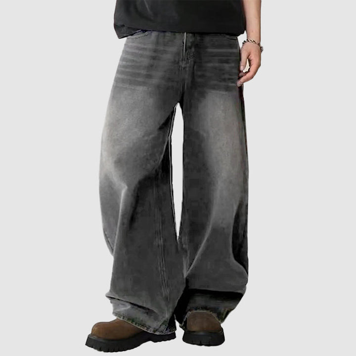 Gråa avslappnade herrjeans med vida ben, ger en trendig & rymlig passform. Idealiska för streetwear.