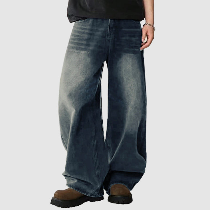 Trendiga blåa baggyjeans för män med vida ben, perfekta för en modern och bekväm streetwear-look.