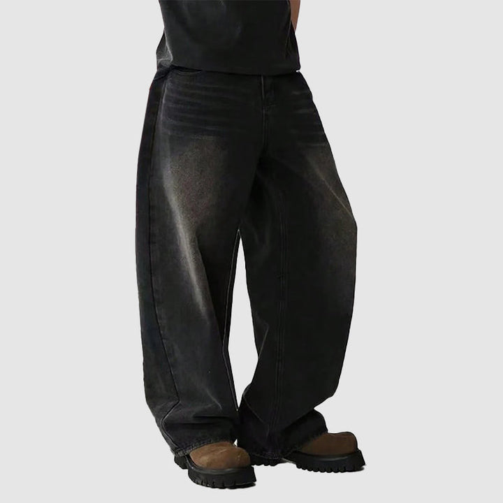 Bekväma svarta herrjeans, baggy passform med vida ben, mångsidiga för vardag & streetwear.