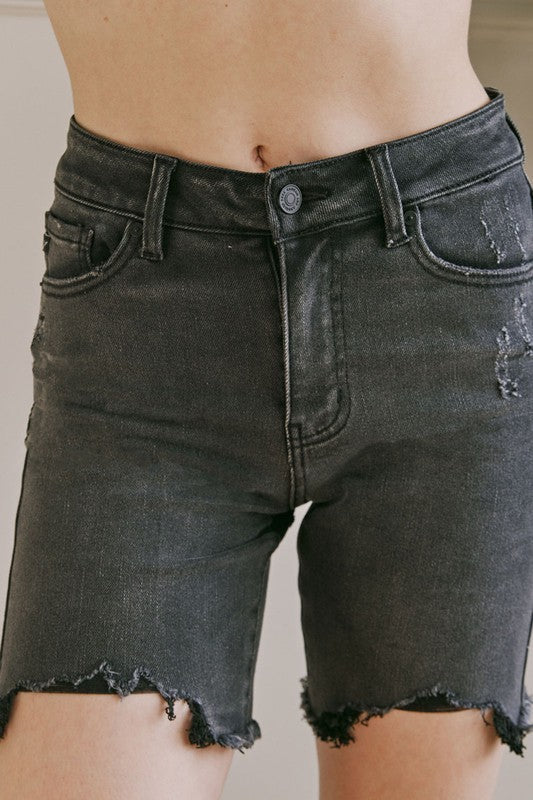 Bekväma damshorts med hög midja i klassiskt svart, idealiska för en stilren sommarlook och vardagsbruk.