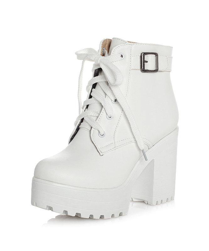 Svarta chunky boots för kvinnor med korsremmar, höga klackar och platåsula. Trendiga vardags- och feststövlar för höst/vinter.