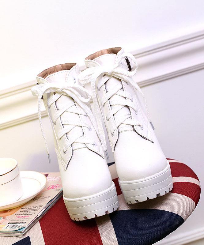 Kvinnors mode stövlar: Svarta chunky boots med korsremmar. Perfekta höstskor för både vardag och fest med hög klack.
