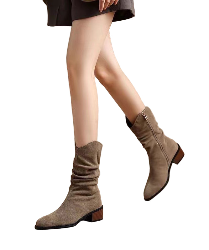 Svarta chunky boots för kvinnor. Trendiga stövlar med tjock sula, perfekta för modern stil och bekväm höst/vinter.