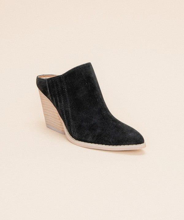Svarta chunky wedge mules med kilklack och öppen häl. Perfekta fest- eller vardagsskor för kvinnor.