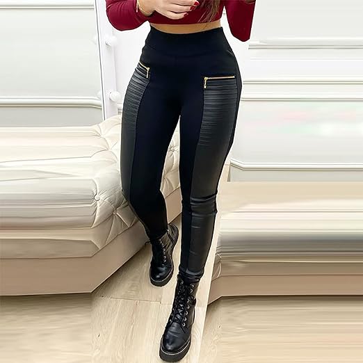 Närbild av en kvinnas ben i svarta PU-skinnybyxor, visar textur och den eleganta kontrastdragkedjan.