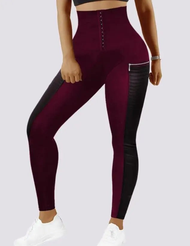 Helkroppsbild av en modell som bär trendiga dam skinnybyxor i PU med hög midja, perfekt för casual mode.