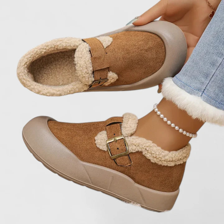 Stilrena kvinnors slip-on skor med spänne, en moderiktig vardagssko för vår- och sommaroutfits.