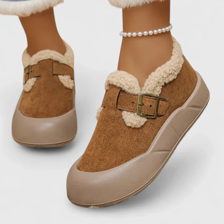 Lätta dam slip-on skor med elegant spänne. Perfekta sommarskor för enkel komfort och stil.