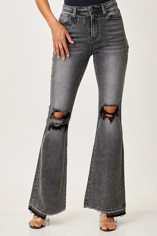 Moderiktiga utsvängda damjeans i svart denim med hög midja och lätt faded effekt