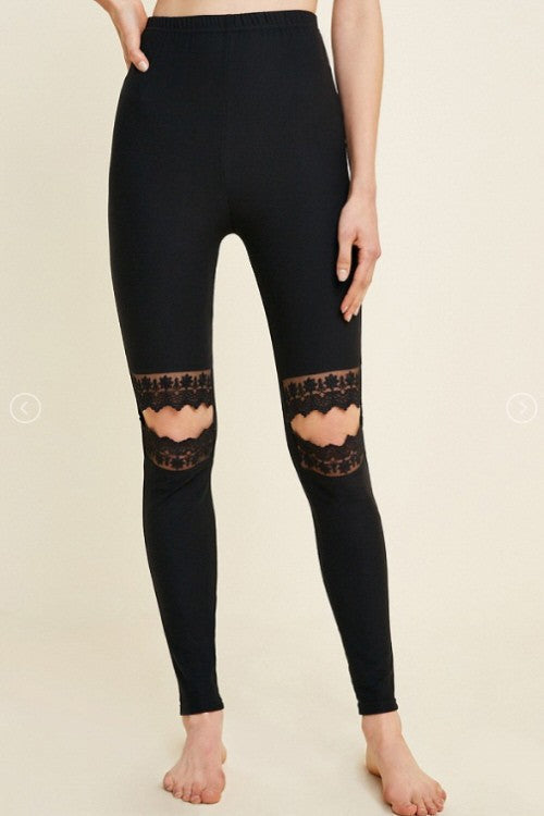 Trendiga damleggings, svarta med sofistikerade spetsutskärningar. Stretchigt tyg ger bekväm passform för alla tillfällen.