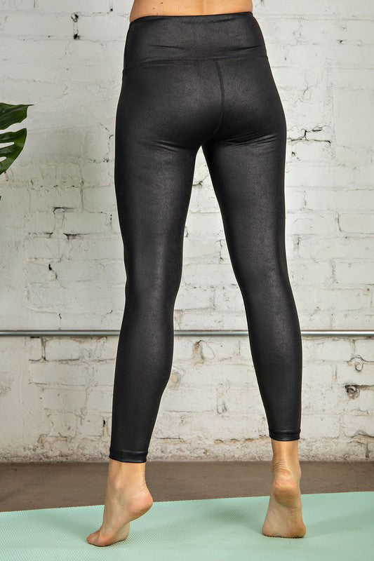 Stilrena svarta damleggings med full längd och smickrande hög midja för en elegant och bekväm passform.