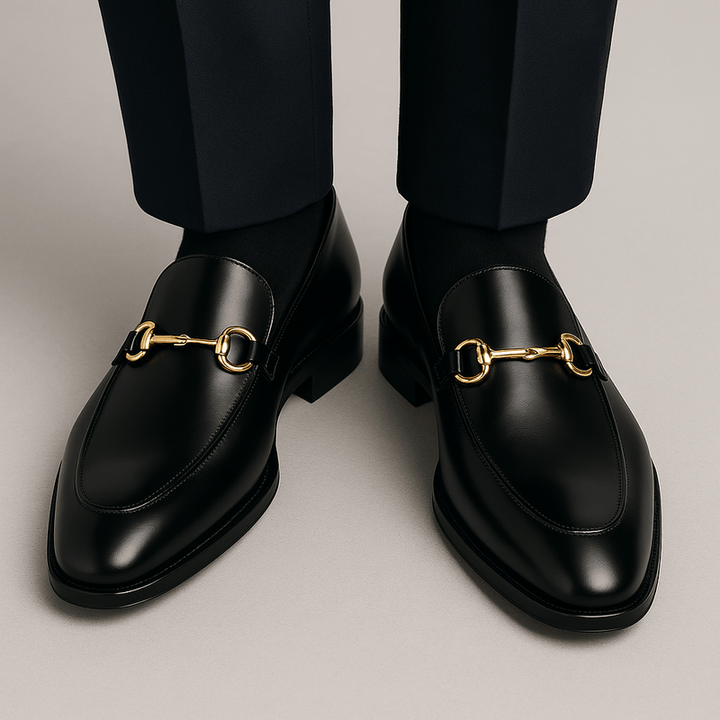 Klassiska svarta herr loafers i slip-on design. Eleganta och bekväma för en modern, tidlös stil.