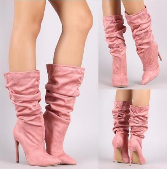 Moderiktiga rosa stiletto stövlar för kvinnor med elegant hög klack. Trendiga damstövlar för fest.