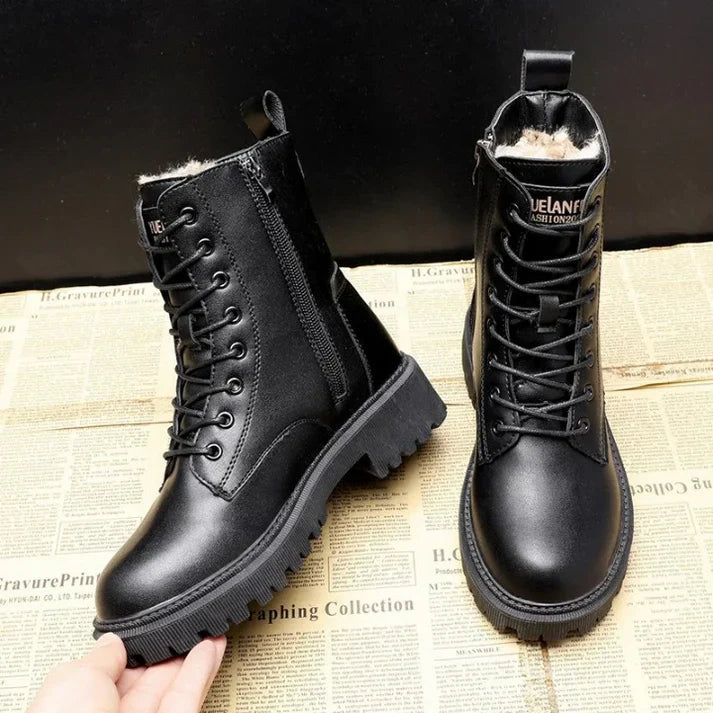 Bekväma svarta damvinterstövlar, fodrade med mjukt foder. Idealiska varma kvinnors skor för vardagsbruk.