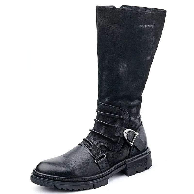Svarta höga eleganta herrskor i läderlook. Tidlösa stövlar för män, perfekta för både formella och vardagliga tillfällen.