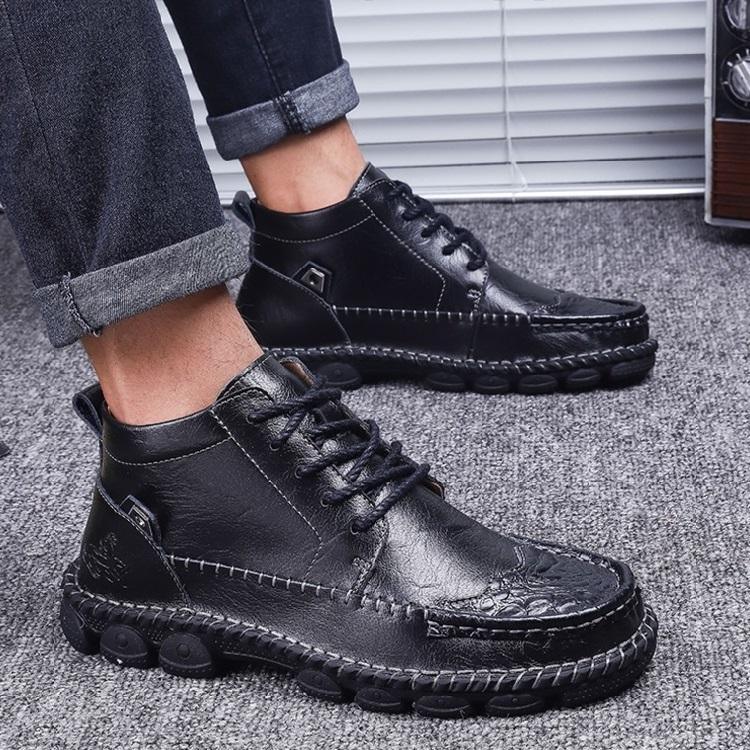 Bekväma bruna herr ankelstövlar med snörning och robust sula. Mångsidiga vardagskängor för herrmode.
