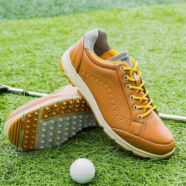 Lättvikts golfskor för herr, ger optimalt grepp och komfort. Perfekta sportskor för golfbanan.