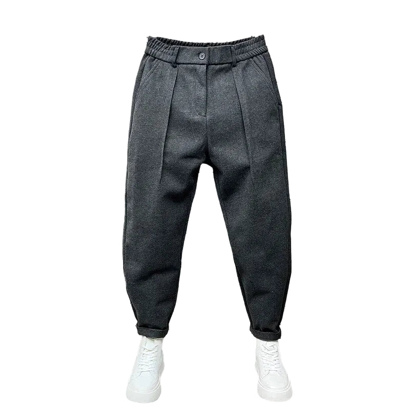 Svarta herrbyxor med modern passform för en stilren och bekväm look. Perfekta för både arbete och fritid.