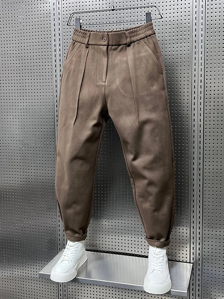Grå herrbyxor med modern passform. Mångsidiga byxor för en stilren vardagslook. Bekväma för alla tillfällen.
