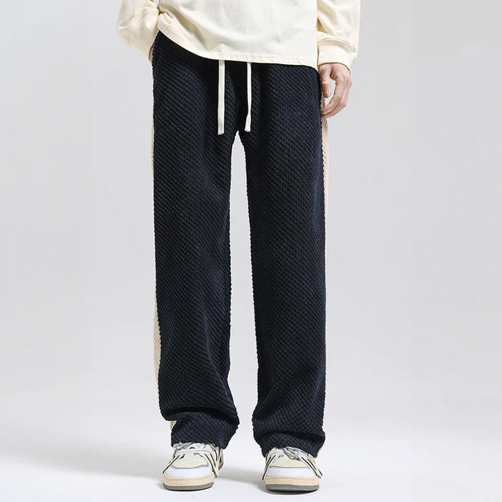Herrbyxor med sidrand stylade för urban komfort. Svarta byxor för streetwear och avslappnad stil.