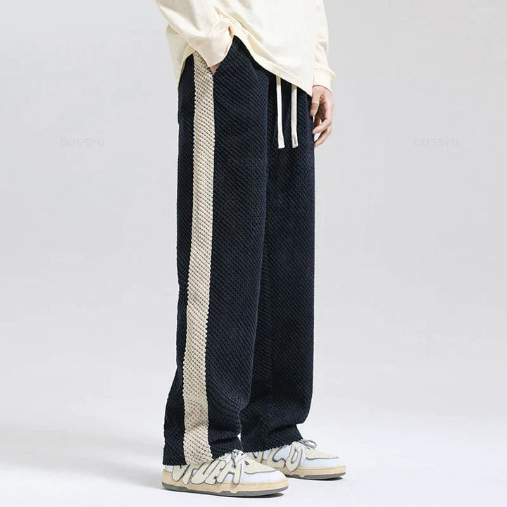 Gråa sportbyxor herr, bekväma med sidrand. Perfekta fritidsbyxor för en avslappnad urban look.