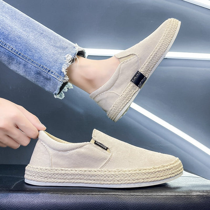 Herr espadriller i klassisk design, sportig stil. Lätta sommarskor för män, med komfort för avslappnade dagar. Svart/vit.