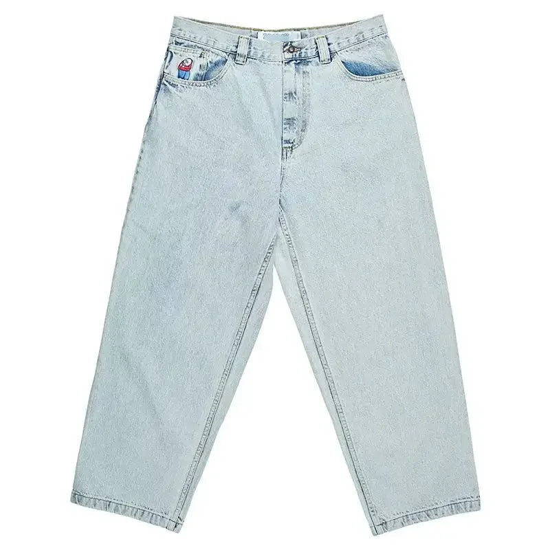 Svarta herrjeans, fullängdsbild, vida ben och baggy design. Perfekt för bekväm och trendig stil.