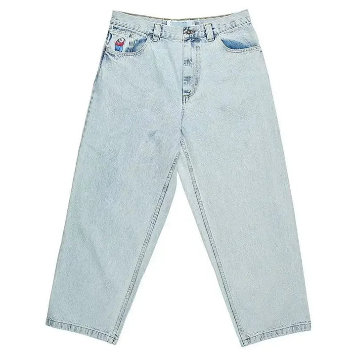 Svarta herrjeans, fullängdsbild, vida ben och baggy design. Perfekt för bekväm och trendig stil.