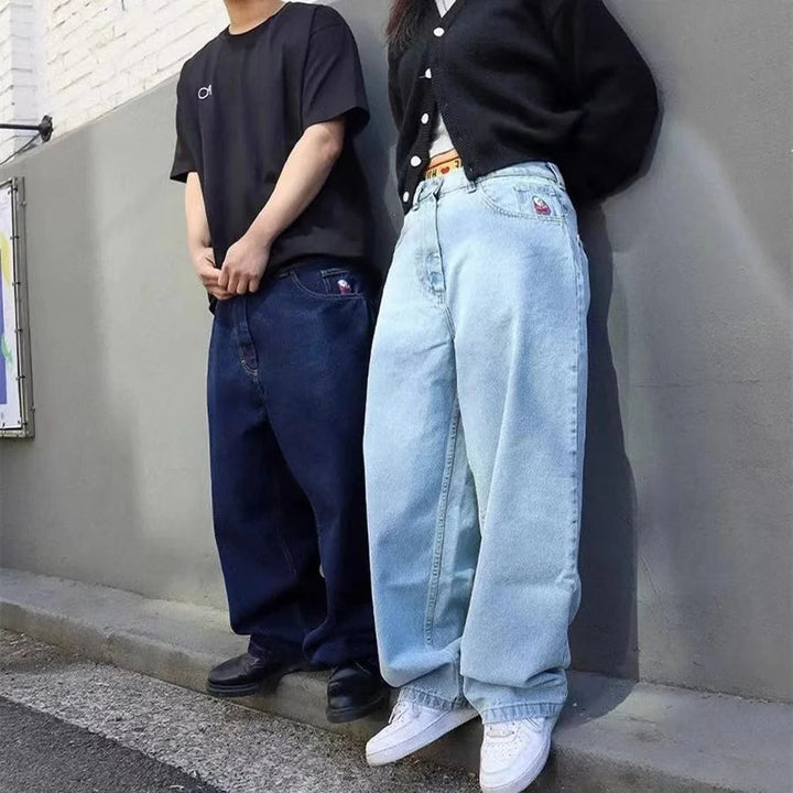 Mörkblå avslappnade herrjeans, vida ben och baggy passform för skön komfort och vardagsbruk.