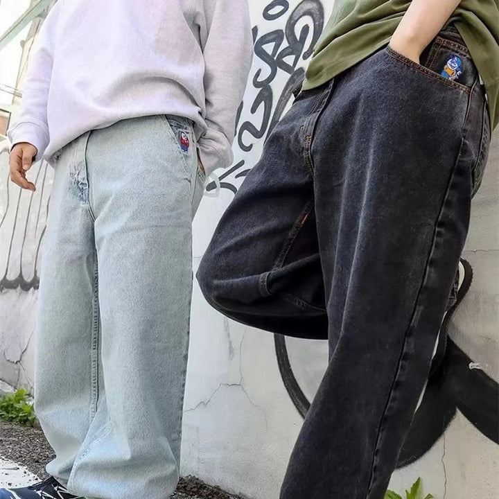 Herrjeans med vida ben i baggy stil, burna av modell för att visa komforten och den avslappnade passformen.