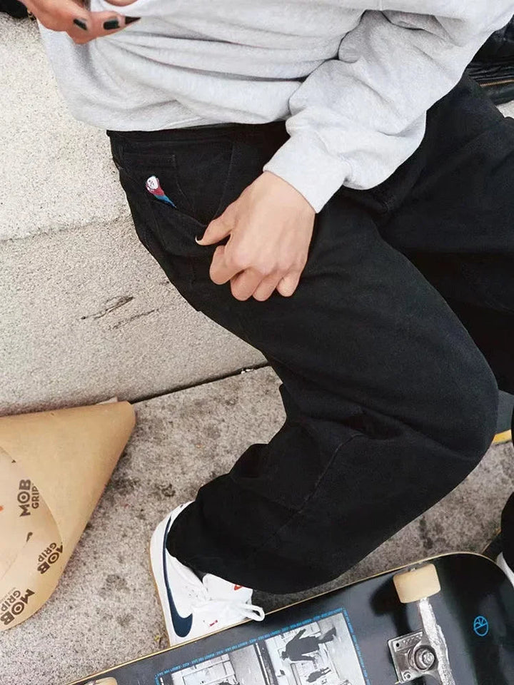 Grå herrjeans med vida ben, baggy passform bakifrån. Komfortjeans för en modern, avslappnad look.